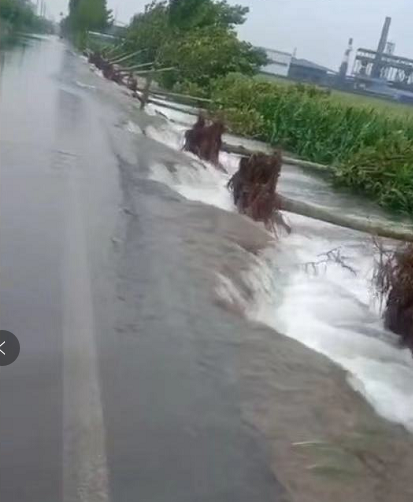 台风中的受损路面